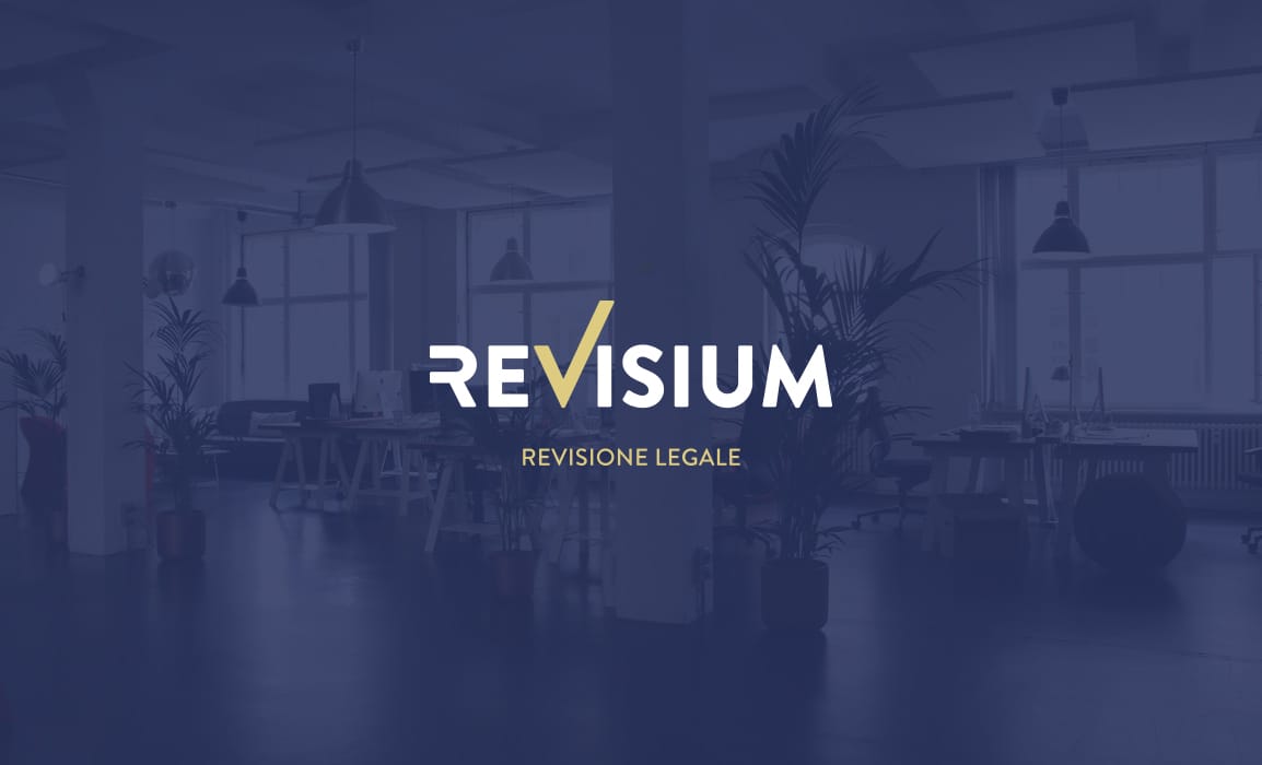 Revisium, Revisione Legale. L'azienda propone dei servizi di consulenza legale. Il concept vuole essere essenzialmente elegante con un richiamo all'icona del check.